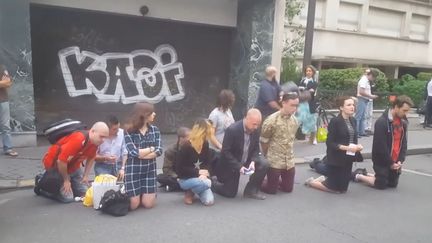 Une vidéo, diffusée sur Facebook le 19 août 2016, montre l'agression d'un homme durant une prière de rue devant l'église Sainte-Rita, dans le 15e arrondissement de Paris. (FACEBOOK)