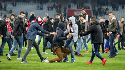 Des supporters lillois mécontents envahissent la pelouse du stade Pierre-Mauroy, à Villeneuve-d'Ascq, après le match Lille-Montpellier, le 10 mars 2018. (MAXPPP)