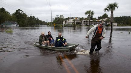 Inondations en Caroline du Sud : un cercueil flotte à la dérive sur une route noyée