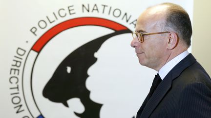 Le ministre de l'Int&eacute;rieur, Bernard Cazeneuve, lundi 19 janvier 2015, lors d'une visite &agrave;&nbsp;la sous-direction de lutte contre la cybercriminalit&eacute; de la police judiciaire fran&ccedil;aise &agrave; Nanterre (Hauts-de-Seine). ( PATRICK KOVARIK / AFP)