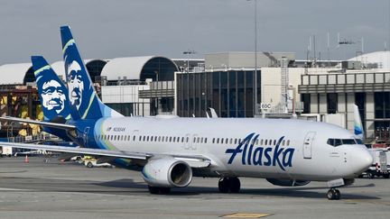 Un avion de la compagnie Alaska Airlines à l'aéroport de Los Angeles, en Californie (Etats-Unis), le 11 janvier 2023. (DANIEL SLIM / AFP)