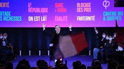 Jean-Luc Mélenchon prononce un discours devant ses partisans, le 5 décembre 2021, à La Défense Arena, à La Défense (Hauts-de-Seine). (ANNE-CHRISTINE POUJOULAT / AFP)