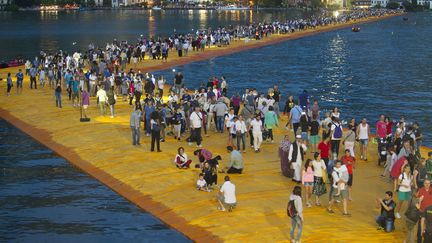 La foule se presse sur l'installation de Christo sur le lac Iseo en Italie (juin 2016) 
 (ELLIO VILLA/AGF/SIPA)