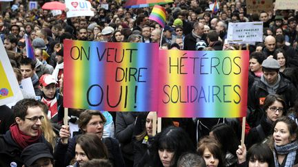 #LES HETEROSDans le d&eacute;luge de propos homophobes, on retiendra le soutien des "h&eacute;t&eacute;ros solidaires" et concern&eacute;es par ce texte de loi. Une bouff&eacute;e d'espoir donc. (FRED DUFOUR / AFP)