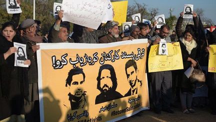 Des Pakistanais brandissent les portraits des blogueurs disparus, lors d'une manifestation le 10 janvier 2017 à Islamabad.  (AFP/ AAMIR QURESHI )