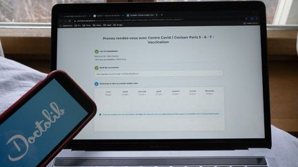 Photo d'illustration de la prise de rendez-vous pour un vaccin via le site Doctolib, le 18 janvier 2021, à Paris. (ANTOINE WDO / HANS LUCAS / AFP)