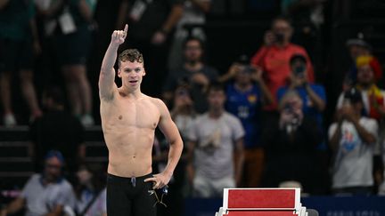 Le Français Léon Marchand peut savourer : vainqueur du 200 m brasse, il vient de remporter son troisième titre olympique, le deuxième de sa soirée, dans une Paris La Défense Arena en fusion, le 31 juillet 2024. (JONATHAN NACKSTRAND / AFP)