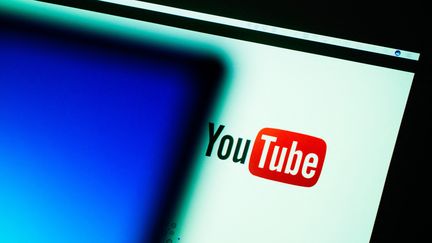 La plateforme YouTube, utilisée sur un ordinateur à Bamberg (Allemagne), le 19 janvier 2017. (NICOLAS ARMER / DPA / AFP)