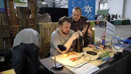 Réparer les appareils électriques dans un repair'cafe plutôt que les jeter. (JEAN-MARC QUINET / MAXPPP)