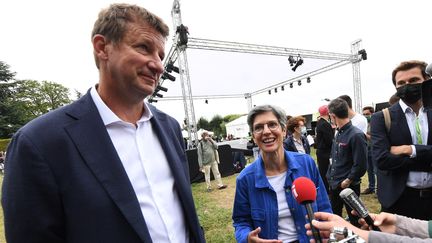 Alors&nbsp;candidats à la primaire écologiste,&nbsp;Yannick Jadot et Sandrine Rousseau participent à l'université d'été d'Europe Ecologie-Les Verts à Poitiers (Vienne), le 19 août 2021. (MEHDI FEDOUACH / AFP)