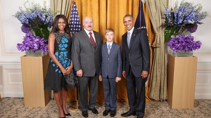 Il en connaît du beau monde, Kolia. Parmi d’autres, il a rencontré (à l’ONU le 28 septembre 2015) l’homme le plus puissant du monde, Barack Obama, président des Etats-Unis d’Amérique, et son épouse Michelle. Faut-il alors s’étonner que l’enfant soit déjà connu pour le dédain dont il fait preuve à l'égard du petit personnel ou même de ses propres grands frères…?
 (AFP - Belta - Official White House Photo / LAWRENCE JACKSON)