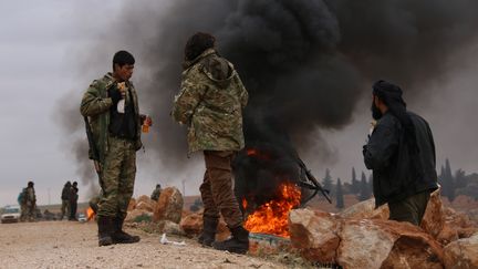 Des combattants rebelles de l'Armée syrienne libre, à Alep (Syrie), le 11 décembre 2016. (MAMUN EBU OMER / ANADOLU AGENCY / AFP)