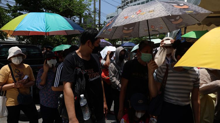 Thai voters line up to vote during the general election advance poll, near Wat That Thong, on May 7, 2023. (VALERIA MONGELLI / HANS LUCAS / AFP)