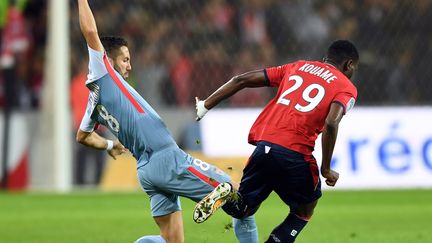 Moutinho en duel avec un Lillois  (DENIS CHARLET / AFP)