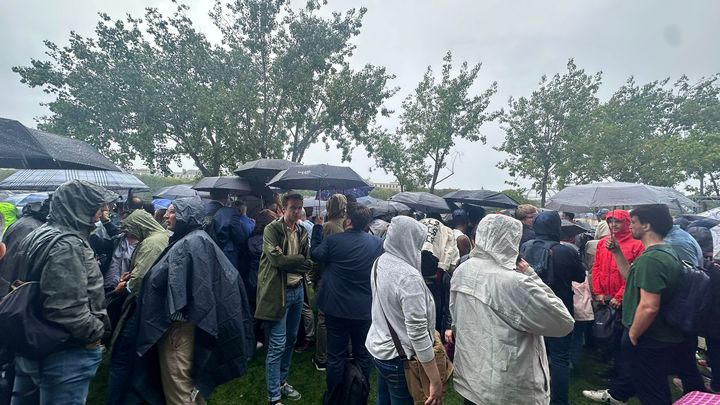 Photo prise par un spectateur sur les quais bas de la Seine, vendredi 26 juillet, avant le début de la cérémonie d'ouverture des Jeux olympiques. (Libre de droits)