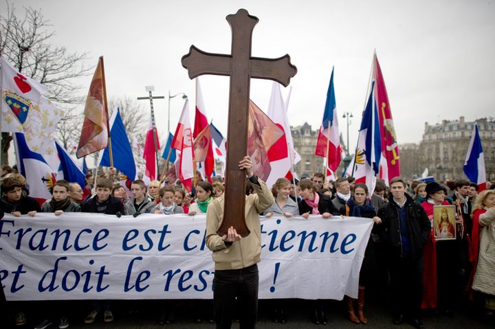 Manifestation de Civitas contre la pi&egrave;ce "Golgota Picnic", jug&eacute;e "blasph&eacute;matoire", le 11 d&eacute;cembre 2011, &agrave; Paris.&nbsp; (FRED DUFOUR / AFP)