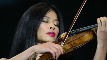 La violoniste Vanessa Mae lors d'un concert &agrave; Grozny (Tch&eacute;tch&eacute;nie), le 11 mai 2011. (SAID TCARNAEV / RIA NOVOSTI / AFP)