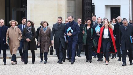 Edouard Philippe et des ministres de son gouvernement dans la cour du palais de l'Elysée à Paris, le 4 janvier 2019.&nbsp; (MUSTAFA YALCIN / ANADOLU AGENCY / AFP)