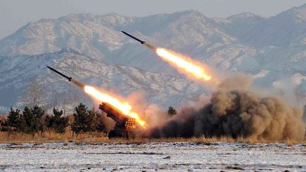 Tir de missile en Cor&eacute;e du Nord non dat&eacute;, dont la photo a &eacute;t&eacute; diffus&eacute;e par Pyongyang le 5 janvier 2009. (KCNA / KNS / AFP)