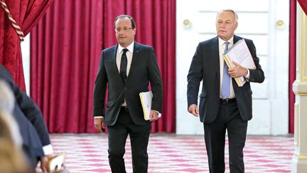 Fran&ccedil;ois Hollande et son Premier ministre, Jean-Marc Ayrault, le 19 ao&ucirc;t 2013 &agrave; l'Elys&eacute;e &agrave; Paris pour la r&eacute;union de rentr&eacute;e du gouvernement. (REMY DE LA MAUVINIERE / AFP)