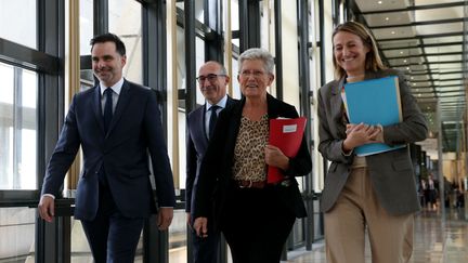 Laurent Saint-Martin, ministre du Budget et des Comptes publics, Geneviève Darrieussecq, ministre de la Santé et de l'Accès aux soins de France et Astrid Panosyan-Bouvet, ministre du Travail et de l’Emploi avant une conférence de presse de présentation du plan budgétaire du gouvernement de la Sécurité sociale française (PLFSS) pour 2025, au ministère de l’Économie et des Finances à Paris le 10 octobre 2024. (ALAIN JOCARD / AFP)