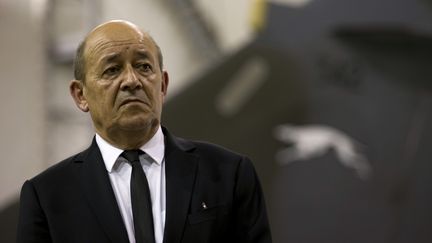 Le ministre de la D&eacute;fense, Jean-Yves Le Drian, sur une base a&eacute;rienne en Jordanie, le 12 octobre 2015. (KENZO TRIBOUILLARD / AFP)