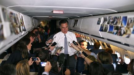 Le candidat r&eacute;publicain Mitt Romney r&eacute;pond aux questions de la presse dans son avion &agrave; destination de Boston, mardi 6 novembre 2012. (JUSTIN SULLIVAN / GETTY IMAGES / AFP)