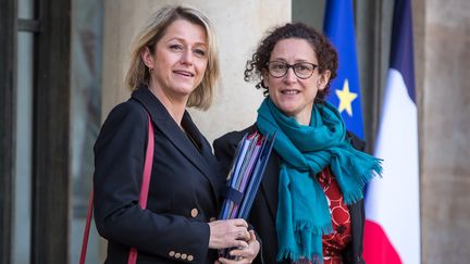 La ministre de la Transition écologique Barbara Pompili et la ministre déléguée au Logement Emmanuelle Wargon quittent l'Elysée à Paris, le 3 novembre 2021. (CHRISTOPHE PETIT TESSON / EPA via MAXPPP)