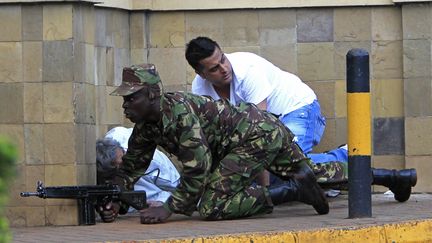 Un soldat k&eacute;nyan pr&egrave;s du centre commercial de Nairobi (Kenya) attaqu&eacute; le 21 septembre 2013. (NOOR KHAMIS / REUTERS)