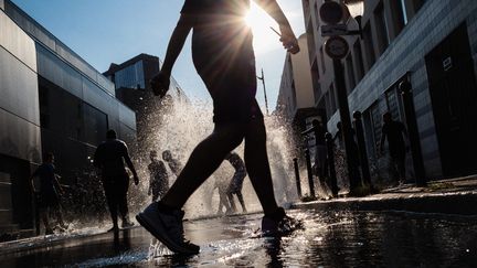 Les ouvertures de bouches à incendie en période de forte chaleur se multiplient depuis quelques années, comme ici en juin 2017 à Paris. (AURELIEN MORISSARD / MAXPPP)