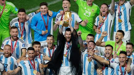 La joie argentine après la victoire en finale de la Coupe du monde contre la France (3-3, 4-2 aux tirs au but), le 18 décembre 2022 à Doha. (ODD ANDERSEN / AFP)