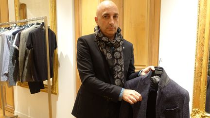 Philippe Paubert présente la collection pap automne-hiver 16-17, à Paris : il explique les codes de la marque sur ce manteau 
 (Corinne Jeammet)