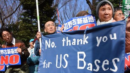 Des centaines de personnes manifestaient contre l'ouverture d'une nouvelle base américaine sur l'archipel d'Okinawa, devant le Parlement japonais, à Tokyo, le 21 février 2016. (TORU YAMANAKA / AFP)