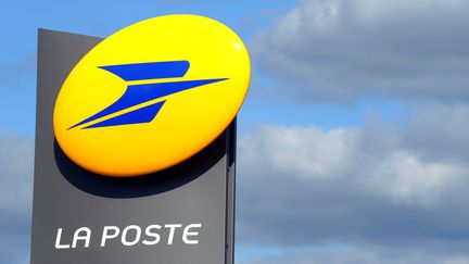 Une enseigne aux couleurs de La Poste, en mars 2012, &agrave; Tr&eacute;gunc (Finist&egrave;re). (FRED TANNEAU / AFP)