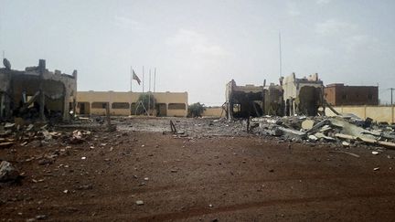 Siège de la force opérationnelle antiterroriste du G5 Sahel, à Sévaré dans le centre du Mali, après l'attaque d'un kamikaze, qui a fait six morts et de nombreux blessés.&nbsp; Le 29 juin 2018 (STRINGER / AFP)