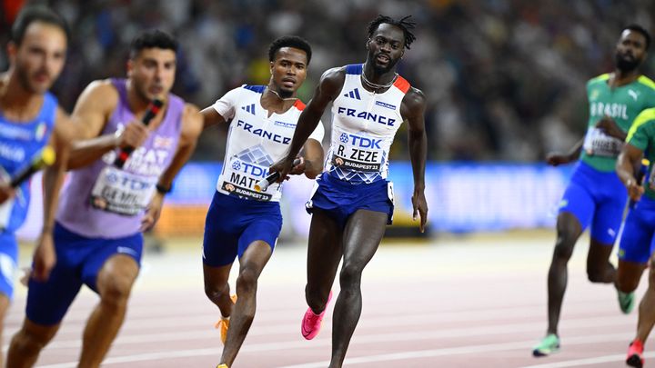 La transmission entre Pablo Matéo et Ryan Zézé, lors du 4x100 m, aux Mondiaux de Budapest (Hongrie), le 26 août 2023. (JEAN-MARIE HERVIO / KMSP / AFP)