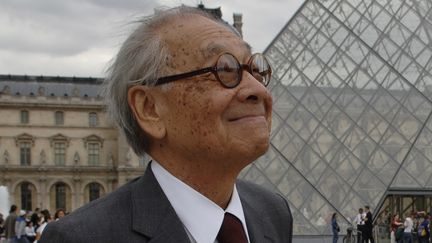 L'architecte&nbsp;Ieoh Ming Pei devant la pyramide du Louvre le 22 juin 2006. (ERIC FEFERBERG / AFP)