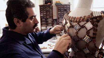 Paco Rabanne dans son atelier de couture à Paris, le 10 juillet 1979. (PIERRE GUILLAUD / AFP)