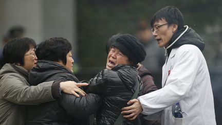 Une femme, membre de la famille d'une des 36 victimes de la bousuclade du r&eacute;veillon, lors de la c&eacute;r&eacute;monie d'hommage, le 6 janvier 2015, &agrave; Shanghai (Chine). (ALY SONG / REUTERS)