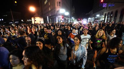 Les manifestants contre l'élection de Donald Trump marchent pacifiquement à travers Oakland&nbsp;(Californie, Etats-Unis), le 9 novembre 2016 (NOAH BERGER / REUTERS)