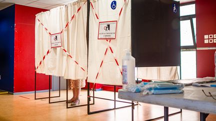 Les restrictions sanitaires liées au Covid-19 étaient bien visibles dans ce bureau de vote de Perpignan (Pyrénées-Orientales), le 20 juin 2021, pour le premier tour des élections régionales et départementales. (ARNAUD LE VU / HANS LUCAS / AFP)