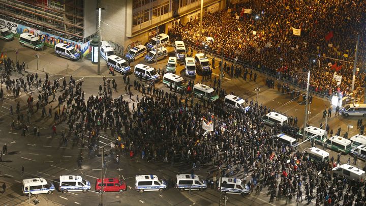 Des partisans du groupe anti-islam Legida (en bas) s&eacute;par&eacute;s de leurs opposants (en haut) par les forces de l'ordre, mercredi 21 janvier, &agrave; Leipzig (Allemagne). (HANNIBAL HANSCHKE / REUTERS)