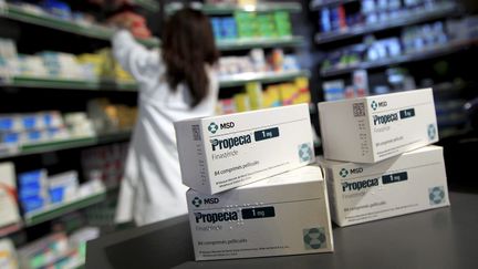 Des boîtes de Propecia, un traitement prescrit contre la calvitie, dans une pharmacie. (MAXPPP)