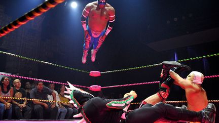 Combat de catch mexicain &agrave; Los Angeles (Californie), le 4 mai 2012. (JOE KLAMAR / AFP)