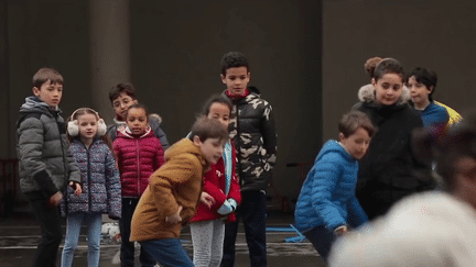 Depuis la rentrée 2022, un dispositif de 30 minutes d’activité physique par jour est censé avoir été mis en place dans les écoles primaires. Pour le moment, il est trop inégalement appliqué. (FRANCE 2)