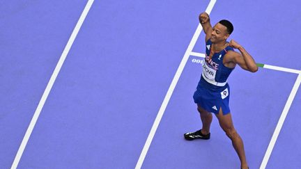 Sasha Zhoya célèbre sa qualifications pour les demi-finales de 110 m haies le 4 août 2024 au Stade de France. (ANTONIN THUILLIER / AFP)