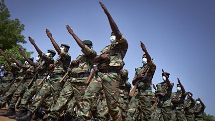 Des soldats maliens, lors de la parade pour les 60 ans de l'indépendance du Mali, le 22 septembre 2020. Image d'illustration. (MICHELE CATTANI / AFP)