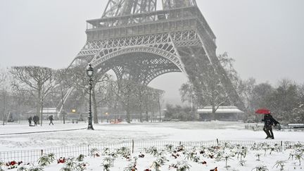 Les abords enneigés de la tour Eiffel, à Paris, le 22 janvier 2019. (MUSTAFA YALCIN / AFP)