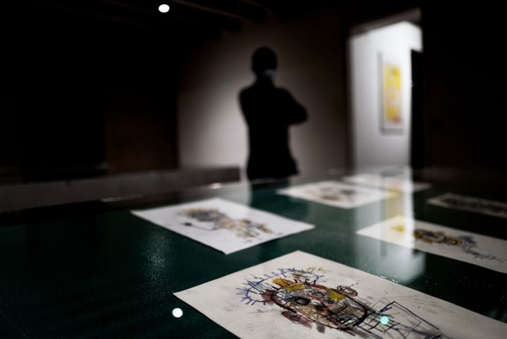 Exposition de dessins attribués à Jean-Michel Basquiat, dans une galerie de Nuits-Saint-Georges (Côte-d’Or), en octobre 2020. (JEFF PACHOUD / AFP)