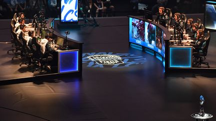 Deux équipes s'opposent&nbsp;lors de la finale estivale de la série nord-américaine de "League of Legends" 2018, le 9 septembre 2018, à Oakland, en Californie. (ROBERT REINERS / GETTY IMAGES NORTH AMERICA)